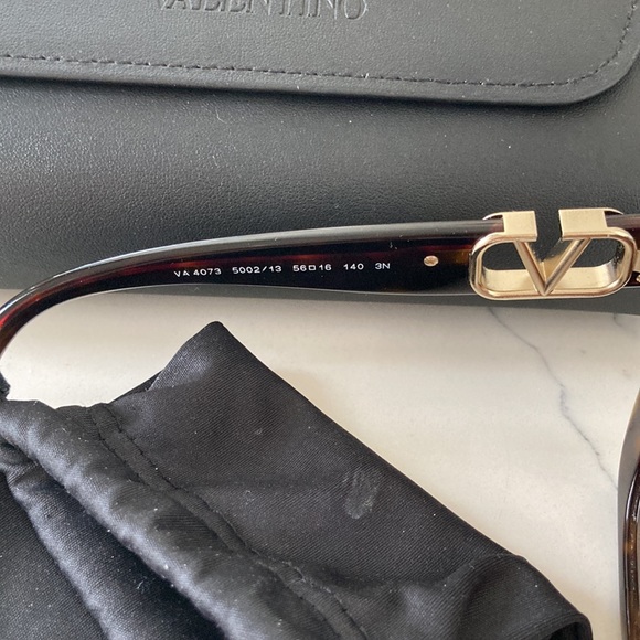 BN VALENTINO SUNGLASSES. - Picture 8 of 9